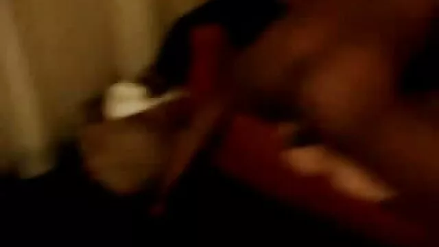 男孩们在桑拿房里把房子变成妓女。 摩洛伊斯兰解放阵线自然的胸部