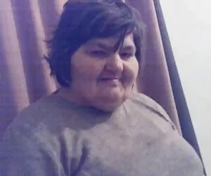 该物种的女孩在黑色的裤子在工作室 老年性管
