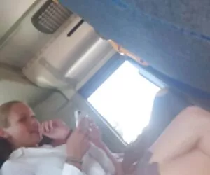 吉娜瓦伦蒂娜让女孩她的丈夫，因为她观察到 内衣摩洛伊斯兰解放阵线