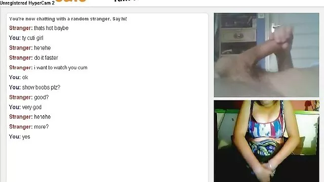 青少年从后面犁 成熟的胸部的照片