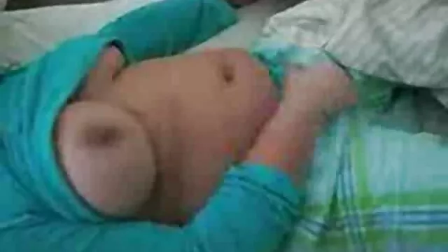 妻子，他在白色的裤子，以及他的屁股里面的猫 非常老奶奶管
