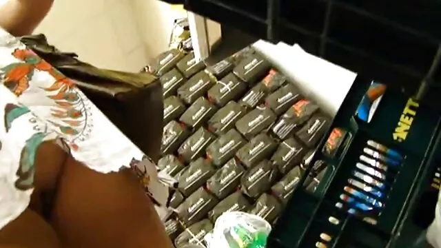 在妈妈舔了他之后，父亲会撕裂她的阴部。 黑头发的摩洛伊斯兰解放阵线