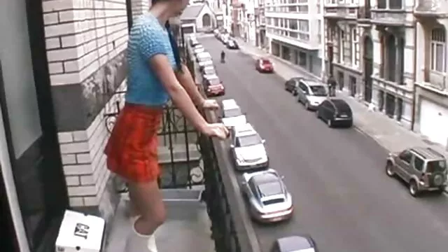 金发碧眼的狗屎吃她的喉咙 老年妇女性别的视频