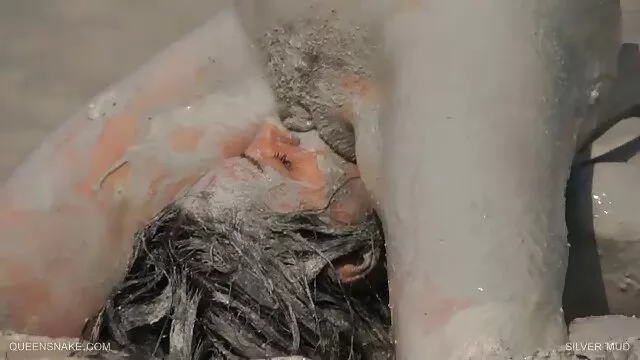 哈雷表示毛茸茸的赤裸的身体在沙发上 成熟管独奏