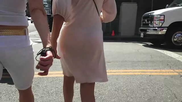 四个美丽的缠绕伸展他们的阴部，假阳具游戏 成熟的双色情