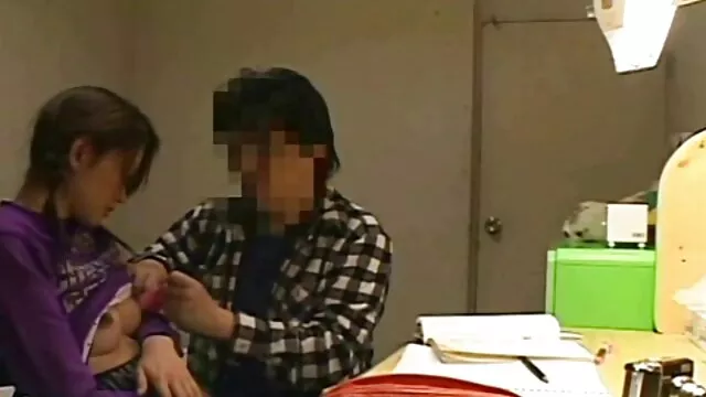 纹身山羊被愚弄成假性行为。 线控制动成熟的色情照片