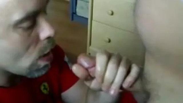 男人看着他的女朋友，性感的女人与她的父亲。 成熟的女孩做爱