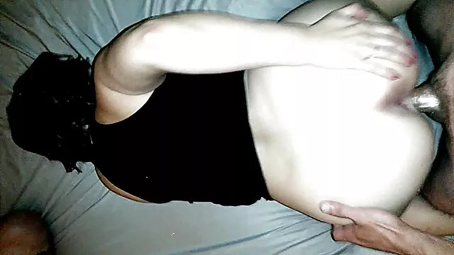 狗的家被拍摄在公共汽车站，破坏的脸26 成熟的色情电视
