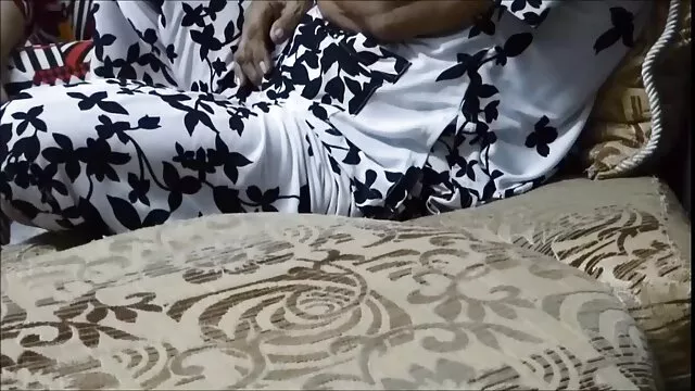 女主人拉起她的裙子，然后推出了一个巨大的黑色公鸡羽毛 赤裸裸的摩洛伊斯兰解放阵线