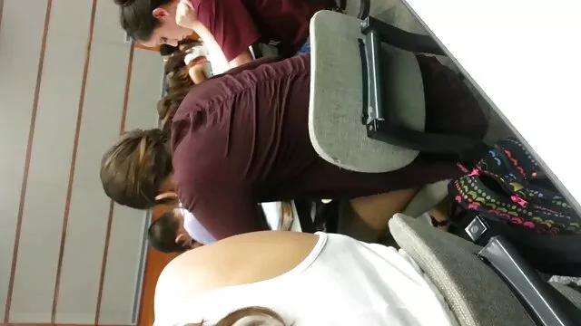他抽着一个女孩的脸，蒙住眼睛。 纯成熟的视频