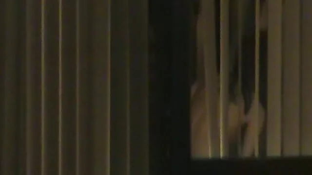 女孩卡住你的手指在一条腿的裤子 德国奶奶性