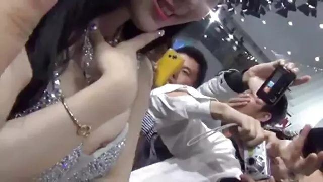 女儿,摩洛伊斯兰解放阵线,胖朋友在厨房的桌子上,复活节 复古成熟管