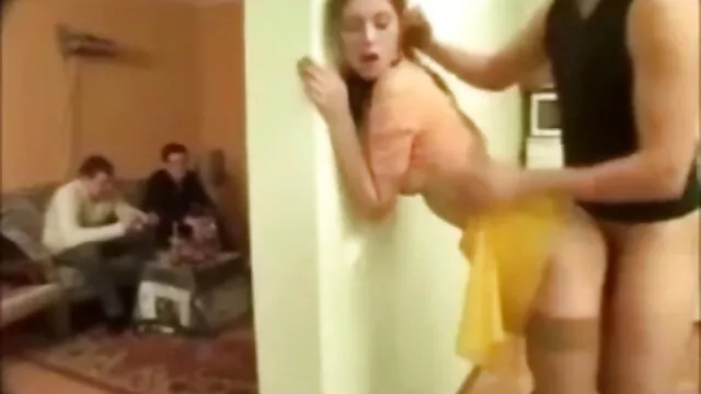 他们问你年轻的妻子。 奶奶脚色情