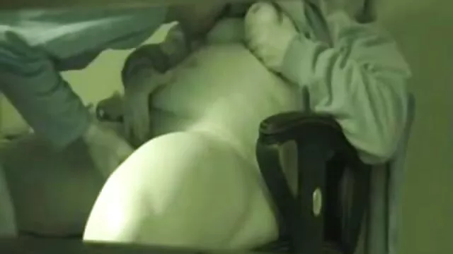 他他妈的18岁乌兹别克斯坦和帧他的脸在手机摄像头前。 女同性恋摩洛伊斯兰解放阵线性