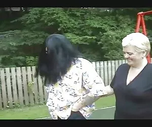 有三种方法可以在你的家庭中找到女朋友。 成熟的成人色情