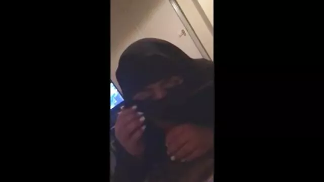 同性恋运动员在公园里，间谍在巷子里 毛茸茸的成熟的色情照片