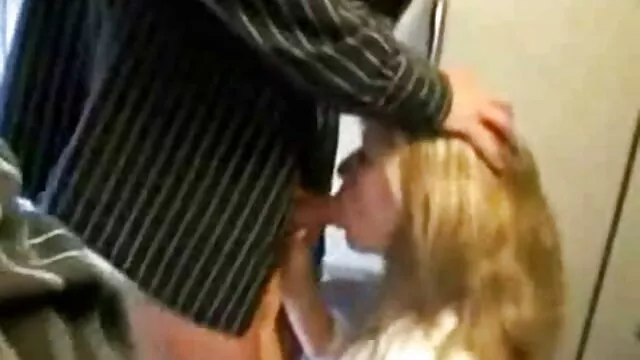 接吻奶妇女喜欢浪漫的关系，性别通过剃光的孔 成熟的女同性恋电影