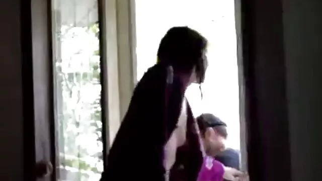 妈妈改变，精子，学生在课堂上。 业余成熟饼
