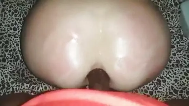 金发女孩让瑜伽训练你的阴部。 成熟的强迫色情