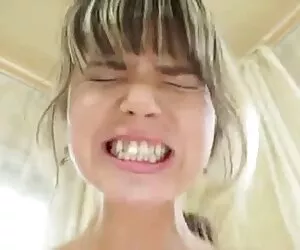 心我爱一个金色的淋浴在健身房 现场奶奶管