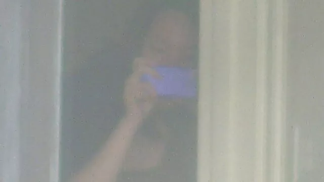 伊曼纽尔脱光衣服的椅子上 成熟的放养的照片