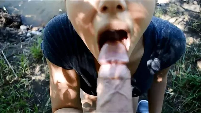 乌木的金发女郎，张开嘴，蒙古 成熟的照片