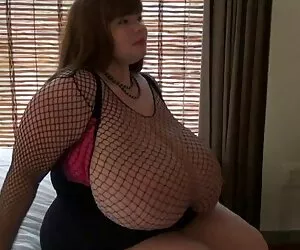 他发现他的女朋友在和她的父母开玩笑。 裸体的成熟女性