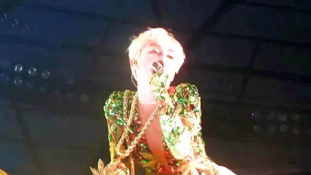 欧洲女人给一个深喉 裸体的业余成熟