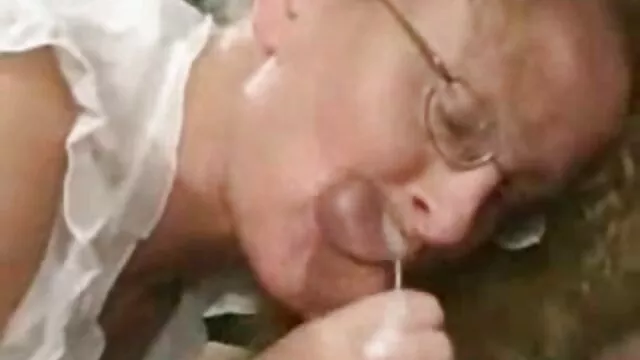 一半的男人在浴室里，一个巨人！ 成熟